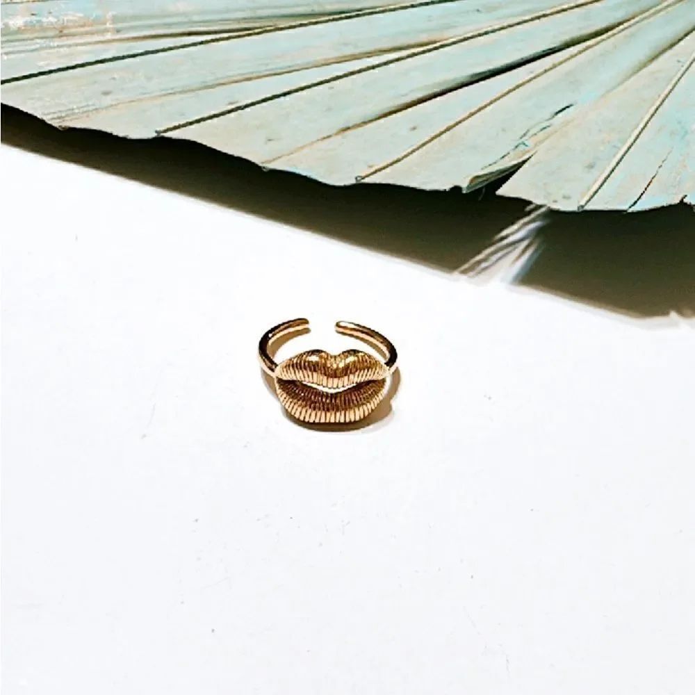 Gold lips ring M366 - Picture 3 of 5